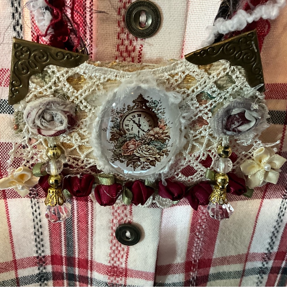 Vintage-Inspired Lace Brooch with Floral Accentsw